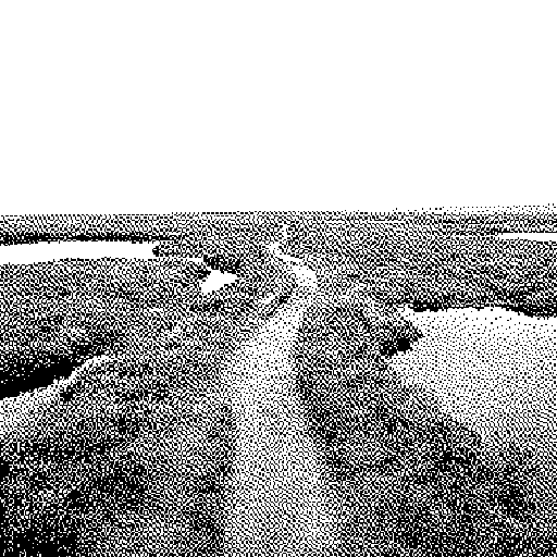 Ein schmaler fester Weg durch offenes Moor, in Atkinson-Dither. Zu beiden Seiten stehen dunkle stille Wasserflächen.